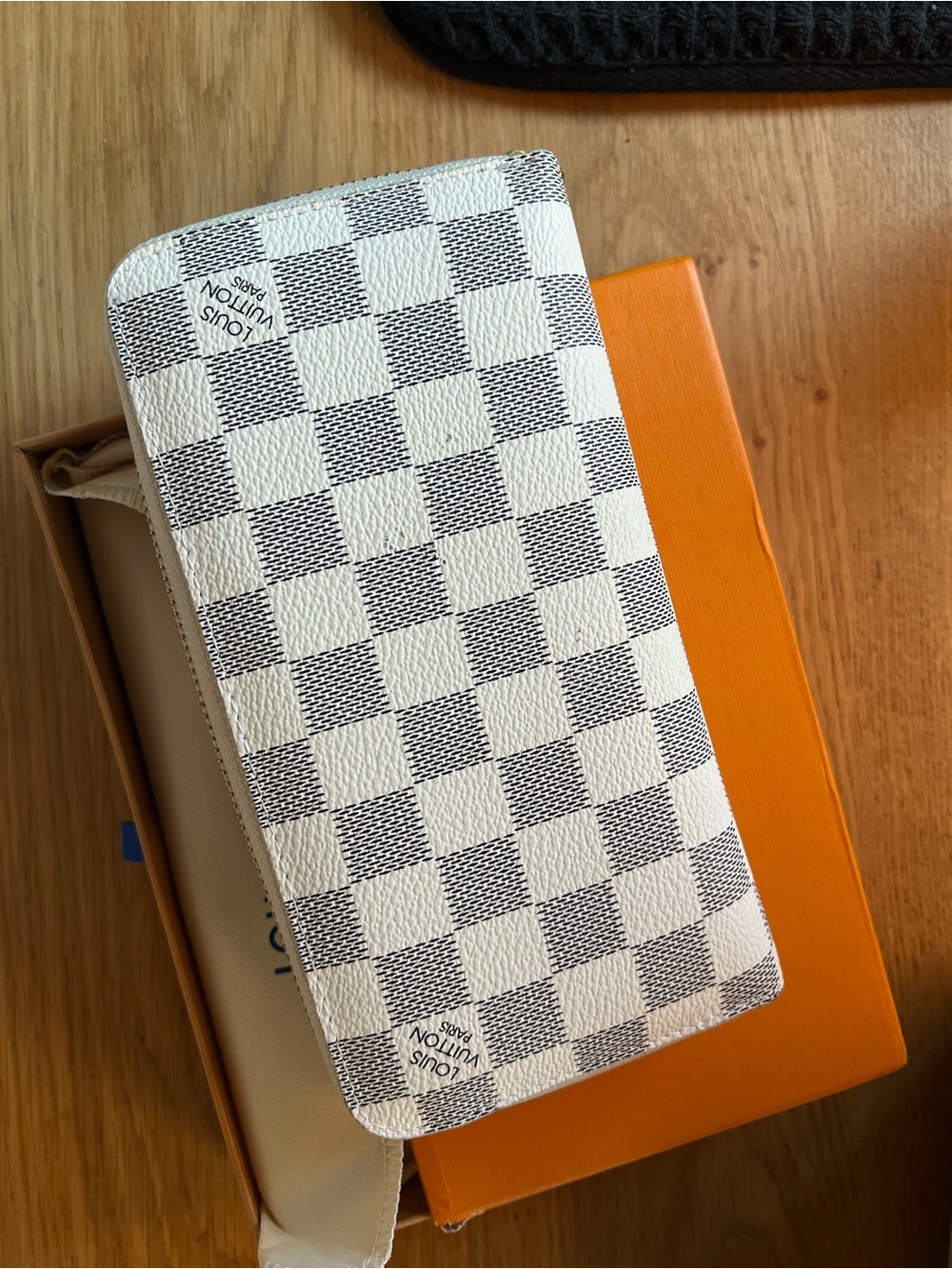 Louis Vuitton Damier Azur Zip Wallet - Cream/Gray - Picture 3 of 6